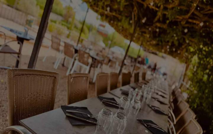 Profitez de notre vaste terrasse ombragée pour vos déjeuners !