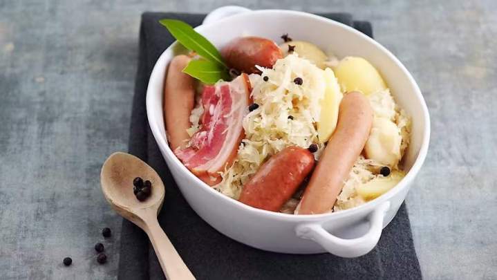 Plat gourmand à base de charcuteries et de saucisses Villette-de-Vienne