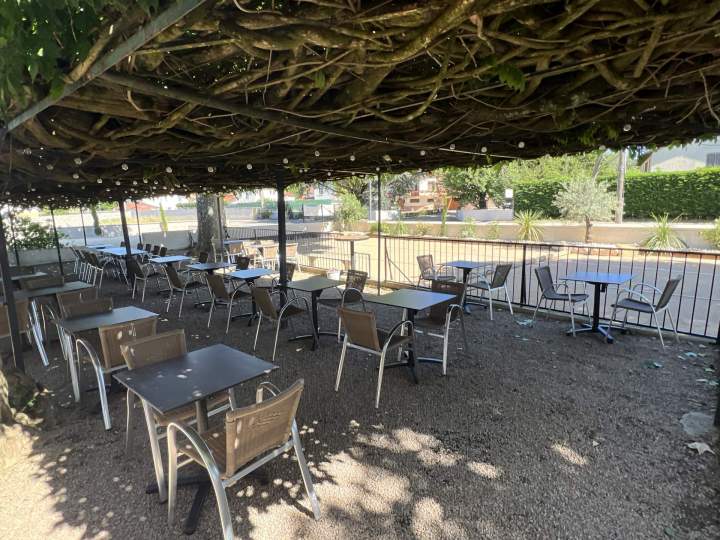 Grande terrasse bien aménagée Villette-de-Vienne