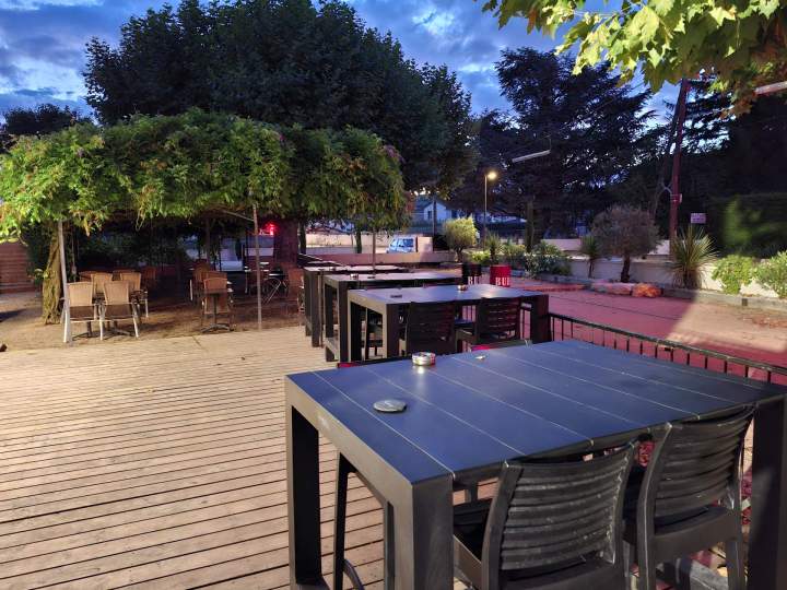 Terrasse, salle et plat traditionnel Villette-de-Vienne