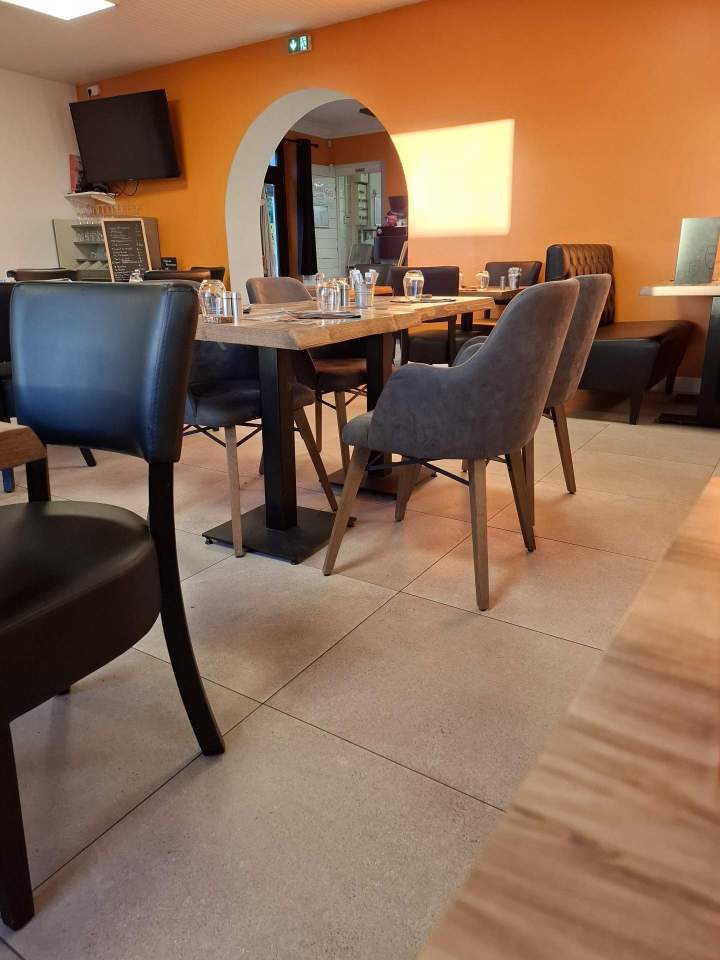 Terrasse, salle et plat traditionnel Villette-de-Vienne