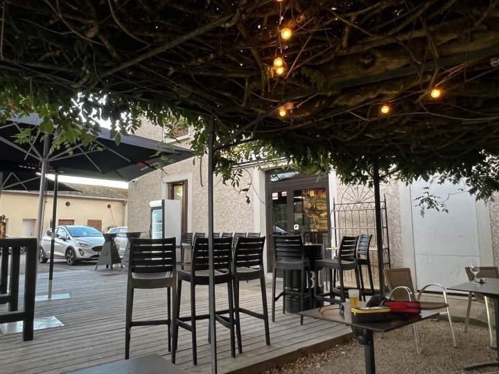 Terrasse, salle et plat traditionnel Villette-de-Vienne